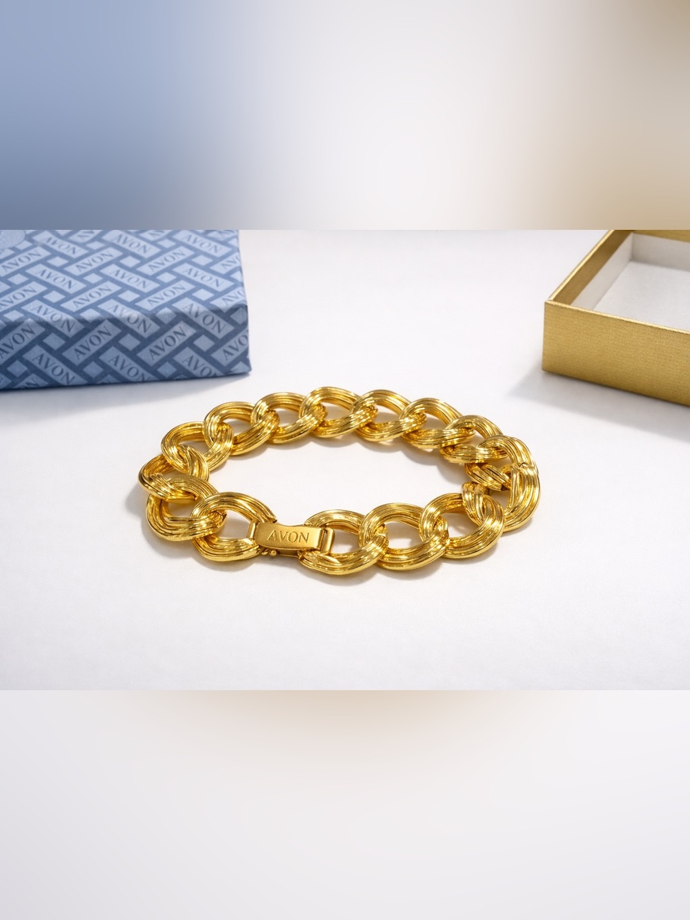 Avon Gold Textured Link Bracelet with box!